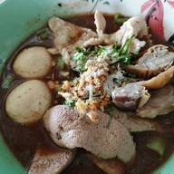 เมนูของร้าน ก๋วยเตี๋ยวเรือ “อยู่นั่นไง” ปทุมธานี