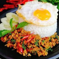 ขี้เมากะเพราถาด