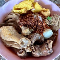 ร้านก๋วยเตี๋ยวอิ่มอร่อย แยกพระยืน