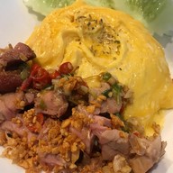 ไข่ในหิน เด็ดที่ไข่ข้นและหมูกรอบ สาขาลาดกระบัง