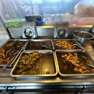 ร้านก๋วยเตี๋ยวอิ่มอร่อย แยกพระยืน