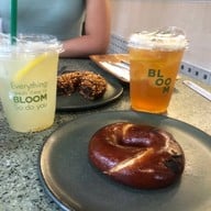 BLOOM PRETZEL & COFFEE พัฒนาการ