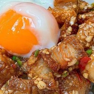 Box Space - กะเพราพริกแห้ง หมูกรอบคั่วพริกเกลือ