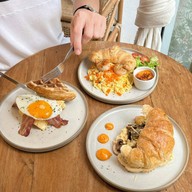 MONDAE - Cafe & Brunch