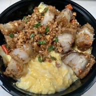 ข้าวไข่ข้นครัวคุณเหมียว หมู่บ้านปาริฉัตร( กลางซอย)