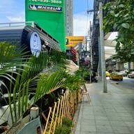 หน้าร้าน GoodMan Cafe BTS ห้าแยกลาดพร้าว