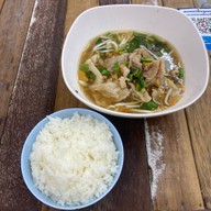 ก๋วยเตี๋ยวกระดูกหมู ป้ายเหลือง