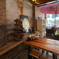 เฮือนขนมเส้น ข้างกระทรวงมหาดไทย