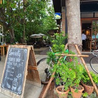 หน้าร้าน Beside you cafe Singburi
