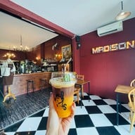 Madison Hotel & Cafe ท่าศาลา