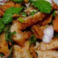 ส้มตำใต้สะพานลอย (ข้าวขาหมู ส้มตำ ยำ ลาบ น้ำตก คอหมูย่าง ไก่ย่าง ต้มแซ่บ ต้มยำ) 215 สุคนธสวัสดิ์ ลาดพร้าว