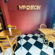 Madison Hotel & Cafe ท่าศาลา
