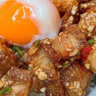 Box Space - กะเพราพริกแห้ง หมูกรอบคั่วพริกเกลือ