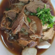 "ฉั่ว" ก๋วยเตี๋ยวเนื้อ-หมูตุ๋น (ราชวัตร)