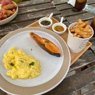 Cosmos Cafe สุขุมวิท 23