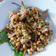 เมนูของร้าน เจ๊แดงสามย่าน ส้มตำ คอหมูย่าง ประตูน้ำ