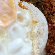 กะเพราแซ่บ สตอ อยู่ในอาคาร Thana Place