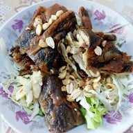 เมนูของร้าน เจ๊แดงสามย่าน ส้มตำ คอหมูย่าง ประตูน้ำ