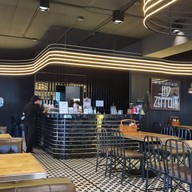 บรรยากาศ Rock Me Burgers & Bar ลอยเคราะห์