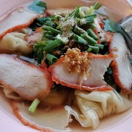 เมนูของร้าน ชายสี่ บะหมี่เกี๊ยว ชายสี่บะหมี่เกี๊ยว (ลุงแหลม)