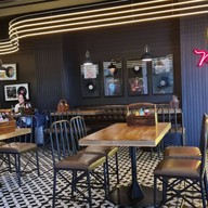 บรรยากาศ Rock Me Burgers & Bar ลอยเคราะห์
