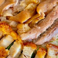 ก๋วยเตี๋ยวไก่ตุ๋นมะระ หมู่บ้านกัสโต้