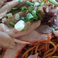 ก๋วยเตี๋ยวพี่จุกและผลไม้สด ตลาดดอนยอ ติดกับกรงนก