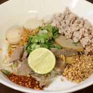 ฉินโภชนา ก๋วยเตี๋ยวหมูต้มยำ สูตรโบราณ โชคชัย 4