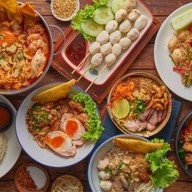 โรงลวกเส้น ก๋วยเตี๋ยวต้มยำ หมี่ไก่ฉีก ข้าวขาหมู กะเพรา ออเงิน