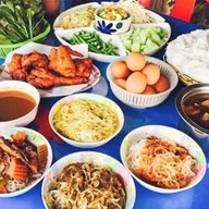 ร้านขนมจีนไก่ทอด เมี่ยงปลาเผา หน้าแขวงการทางตรัง