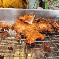 คุณเรียม เนื้อทอด หมูทอด ตลาดลุงเพิ่ม