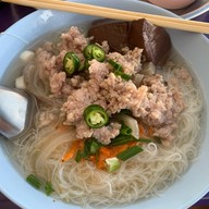 เมนูของร้าน ก๋วยเตี๋ยวหลอดหลังวัดกำแพง ชลบุรี