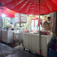 หน้าร้าน ก๋วยเตี๋ยวคั่วเป็ดอร่อยริมทาง คลองถม