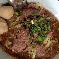 เมนูของร้าน ก๋วยเตี๋ยวเรือ ตรงข้ามธนาคารกสิกร ถ.สุขุมวิท 71