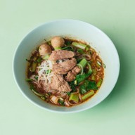 เมนูของร้าน ก๋วยเตี๋ยวเรือ ตรงข้ามธนาคารกสิกร ถ.สุขุมวิท 71