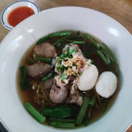เมนูของร้าน นำเพชร ก๋วยเตี๋ยวเนื้อ-หมู เพชรบุรี