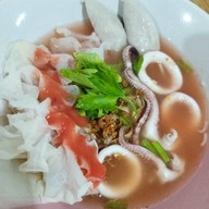 ขวัญ ก๋วยเตี๋ยวลูกชิ้นปลาเยาวราชแท้ ศรีบุญเรืองมุกดาหาร