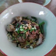 เมนูของร้าน นำเพชร ก๋วยเตี๋ยวเนื้อ-หมู เพชรบุรี