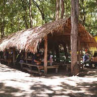 ตลาดใต้เคี่ยม (ตลาดต้องชม)