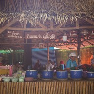 ตลาดใต้เคี่ยม (ตลาดต้องชม)