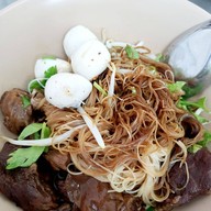 เมนูของร้าน ก๋วยเตี๋ยวลูกชิ้นนายโก บางใหญ่ หน้าร้านทำฟัน