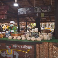 ตลาดใต้เคี่ยม (ตลาดต้องชม)