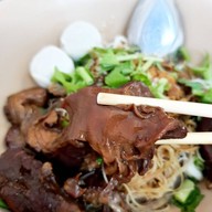 เมนูของร้าน ก๋วยเตี๋ยวลูกชิ้นนายโก บางใหญ่ หน้าร้านทำฟัน