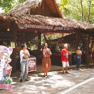 ตลาดใต้เคี่ยม (ตลาดต้องชม)