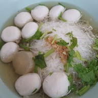 เมนูของร้าน ก๋วยเตี๋ยวลูกชิ้นนายโก บางใหญ่ หน้าร้านทำฟัน