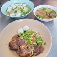 ก๋วยเตี๋ยวลูกชิ้นนายโก บางใหญ่ หน้าร้านทำฟัน