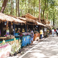 ตลาดใต้เคี่ยม (ตลาดต้องชม)