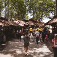 ตลาดใต้เคี่ยม (ตลาดต้องชม)