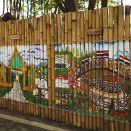 ตลาดใต้เคี่ยม (ตลาดต้องชม)