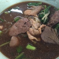 เมนูของร้าน ก๋วยเตี๋ยวเรือ ตรงข้ามธนาคารกสิกร ถ.สุขุมวิท 71